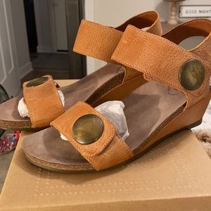 Women’s Taos footwear size 39 (8-8.5 US) New